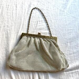 Vintage WHITING & DAVIS Mesh Purse Enamel Kiss Lock Bag White Cream Gold 1940s